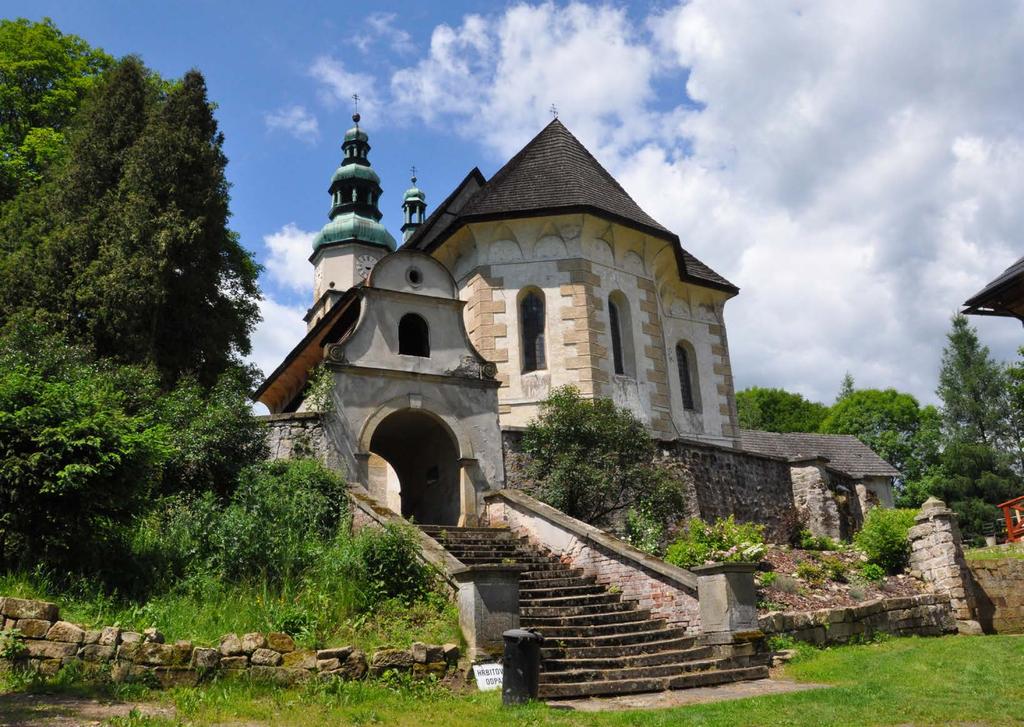 Kostel Nejsvětější Trojice ve Zdoňově Původně gotický kostel je zmiňován od roku 1384, v průběhu 16. století byl renesančně přestavěn pravděpodobně Carlem Valmadim.