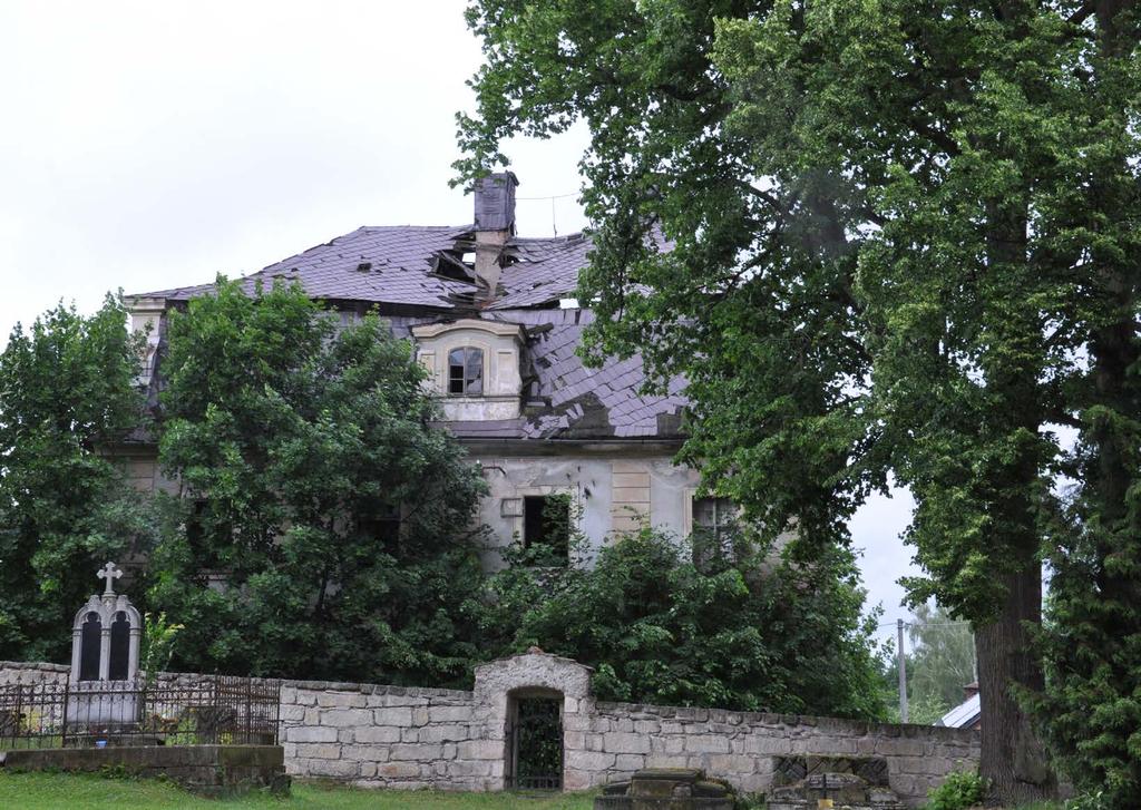 Fara v Šonově Pozdně barokní jednopatrová budova bývalé fary byla postavena na konci 18. století. Objekt tvoří nedílný významový i architektonický celek s nedalekým kostelem sv. Markéty v Šonově.