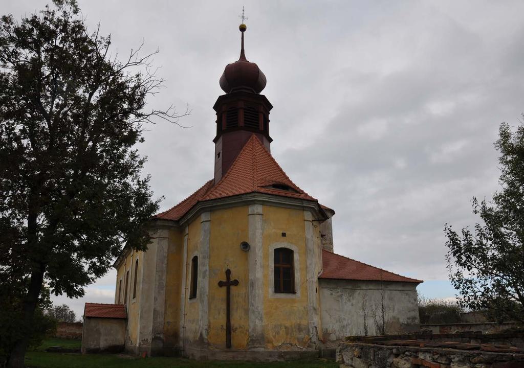 Kostel Narození Panny Marie v Morech Původně gotický kostel byl postaven na přelomu 14. a 15. století nedaleko návsi, později barokně přestavěn.