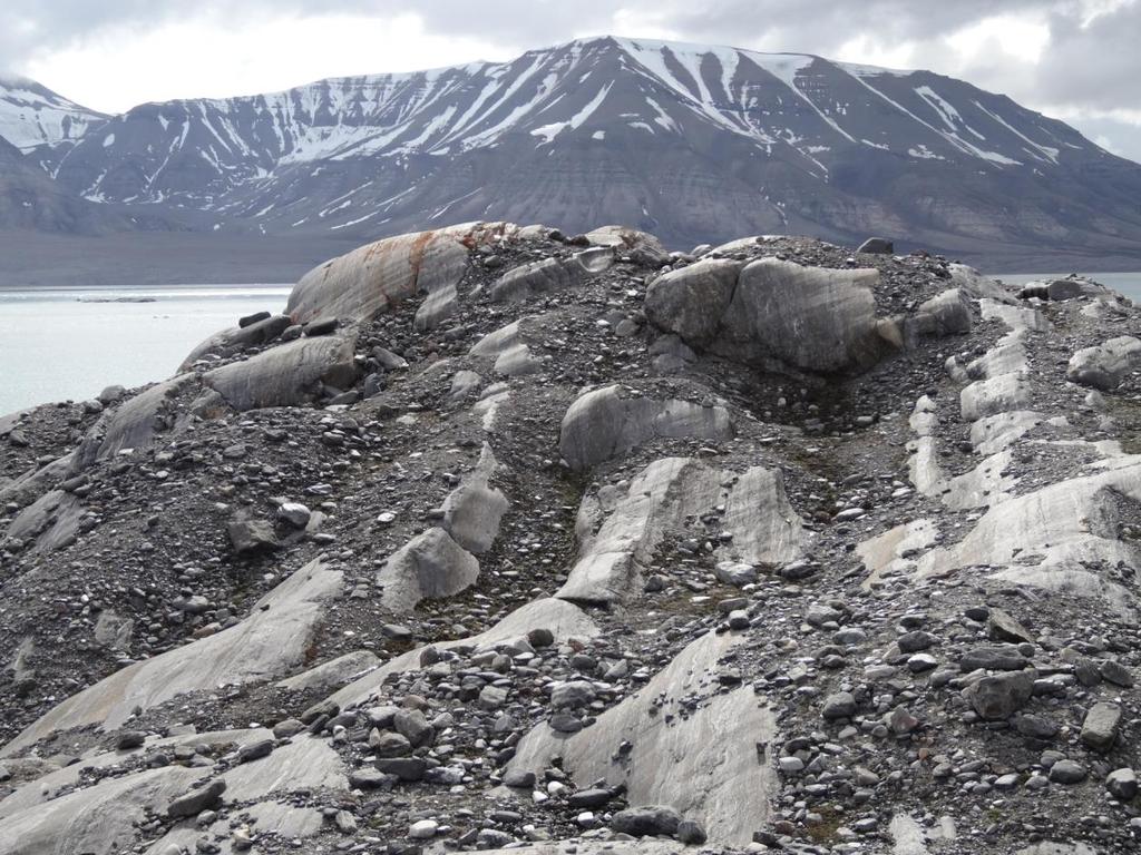 GEOLOGIE - GEOMORFOLOGIE I přestože ledovce odtávají, stále ještě dosahují tloušťky mnoha desítek až stovek metrů. Závěrem 19. století byly však daleko mohutnější.