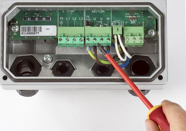 5 Instalace/montáž Obr. 15: Odpojení vodičů konektoru motoru 1.
