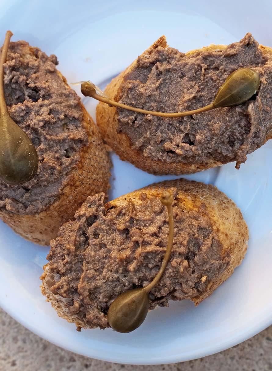 Antipasti Antipasti Crostini di fegatini Malé italské topinky pocházejí z Toskánska a nechybí u žádného drinku. Až ochutnáte, tak si bez nich přátelské popíjení už nedokážete představit.