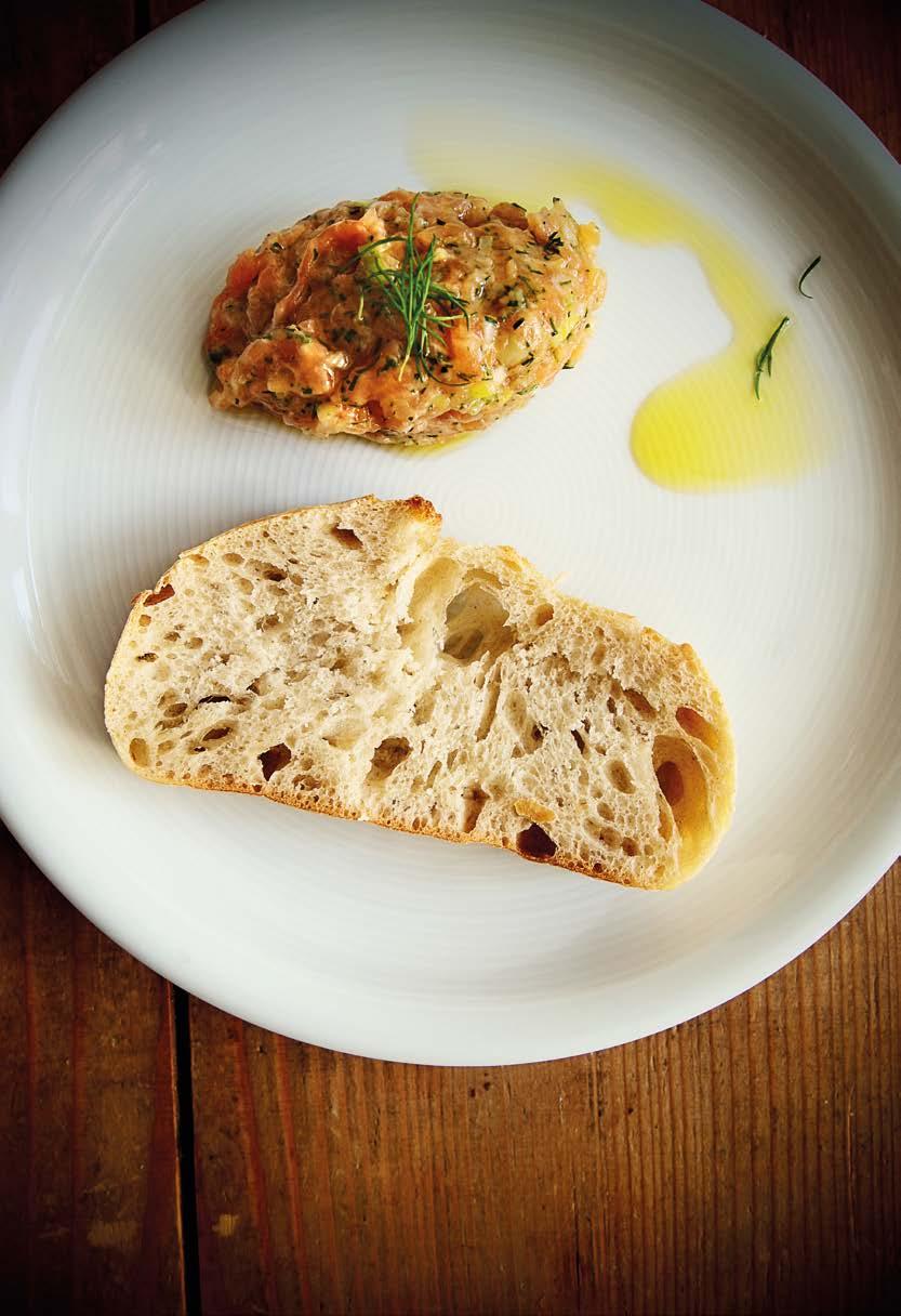 Amiamo Italia Antipasti Paté di salmone V českém překladu by to mohl být tatarák z lososa. V Itálii je to klasika, která se připravuje k aperitivu nebo jako lehký předkrm.