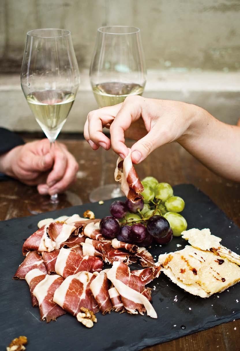 Amiamo Italia Prosciutto crudo Neuzená, sušená, fermentovaná zadní vepřová kýta I tak by se dala popsat tahle šunka, bez které si italskou gastronomii nejde vůbec představit.