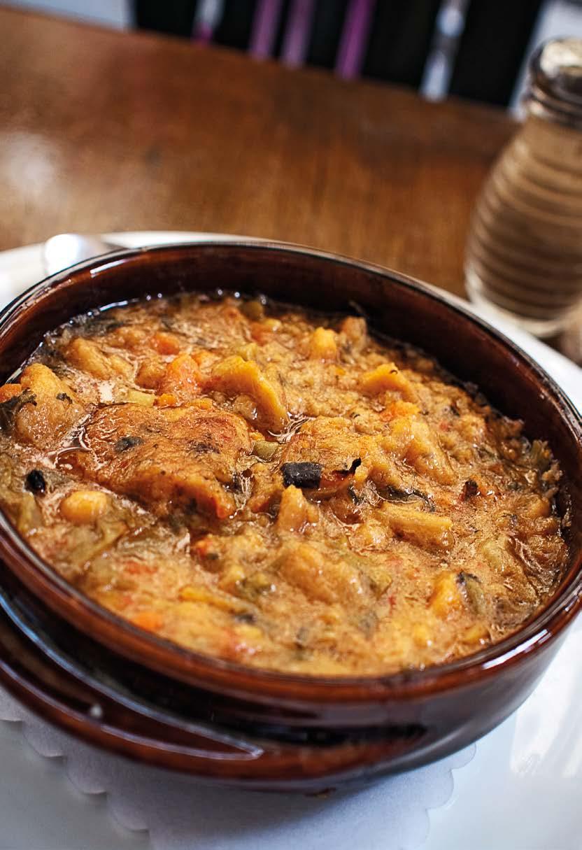 Zuppe Zuppe Ribollita Ribollita je pravděpodobně nejznámější toskánskou polévkou. Stejně jako většina toskánské kuchyně i ona pochází z toskánského venkova, připravovaly si ji nejchudší vrstvy.