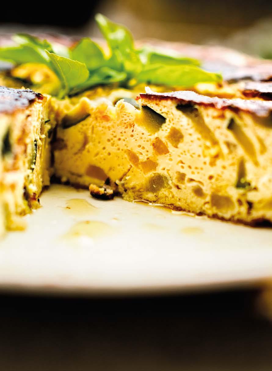 na úvod Frittata Frittata je italská omeleta. Ale ne jen tak ledajaká. Sice se též dělá z usmažených vajec, ale její struktura, vzhled i postup při vaření jsou od jiných typů omelet odlišné.