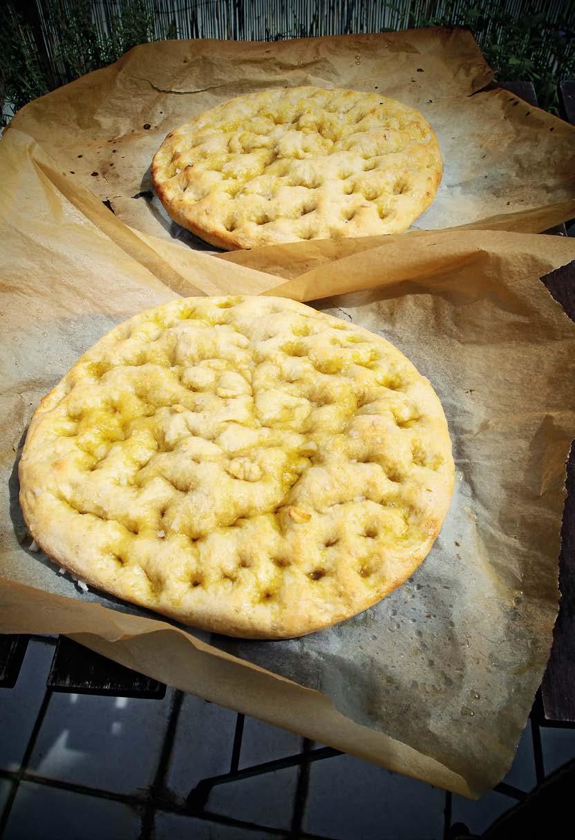 na úvod Focaccia Focaccia je tradiční, plochý, tečkovaný italský chleba, který má spoustu variací. Peče se s bylinkami, cibulí, masem, olivami.