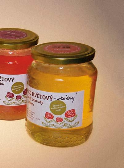 Výročí etikety. Obrázky vosího hnízda (báň visící na větvi) se na sklenice s medem také příliš nehodí. Špatně zvolené barvy. Některé etikety se podobaly spíš slevovým letákům.