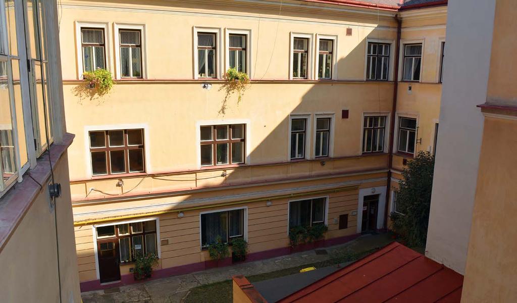 Nemovitosti svazu včelařů Objekt zadní budovy a dvůr. Srdce svazu tepe v Křemencově ulici Zadní budova v Křemencově ulici je třetím a posledním dílem popisu ústřední nemovitosti svazu včelařů.