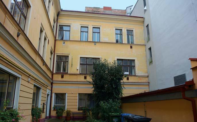 Nemovitosti svazu včelařů Expedice a podatelna Největší přízemní místností je expedice. Na tu navazuje podatelna s přepážkou ve dveřích vedoucích do chodby.