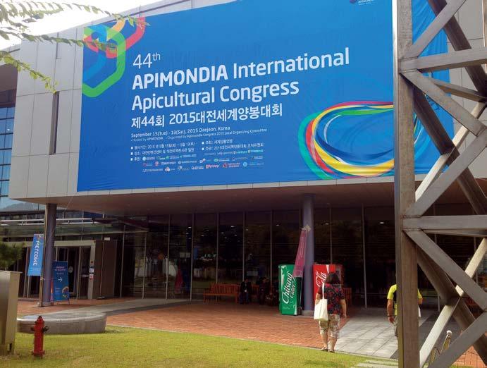 Apimondia 2015 Apimondia den po dni Mezinárodní včelařský kongres Apimondia 2015 se letos konal ve druhé polovině září v jihokorejském Daejeonu. Český svaz včelařů, z. s., na něm reprezentovali místopředseda doc.