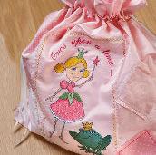 4 d e m b r o i d e r y 920 132-026 upravte si, přizpůsobte si a zkombinujte své oblíbené výšivky. obsahuje: 4d embroidery a 4d organizer. obsahuje 275 výšivek.