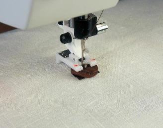 snažte se nepoužívat knoflíky vyšší, než 3 mm. 4. vložte držáček i s knoflíkem na místo do štěrbiny v patce. knoflík se automaticky umístí do správné polohy pro šití. 5.