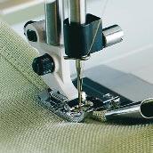L E M O V A Č K A 1 0 m m 412 01 76-45: není k dispozici pro řadu emerald Roluje 10 mm dvojitý lem na slabých až středně silných látkách. Rovný steh, délka 2,5, Nasaďte patku A. 1. Nasaďte lemovač 10 mm na stehovou desku stroje.