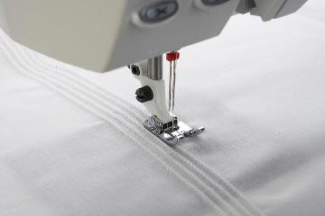 P A T K A P R O Ú Z K É Z Á L O Ž K Y S P ě T I D R Á Ž K A M I 412 36 99-45 Pro rychlé šití úzkých záložek na tenkých a středně silných látkách. Použijte dvojjehlu. Rovný steh délky 2,5 1.