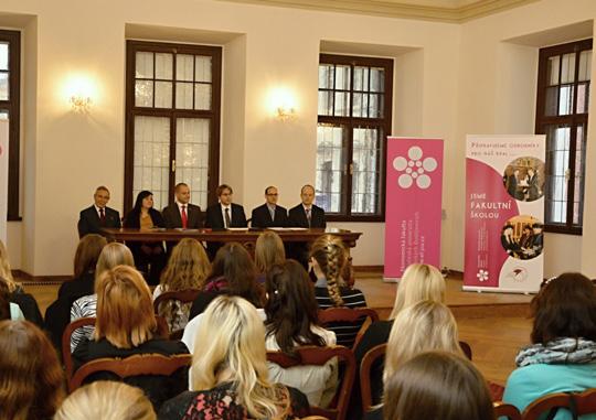 v současné době na Ekonomické fakultě studuje více než padesát.