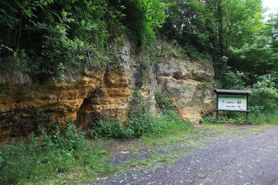 Nedaleko vodopádu se zdvíhá pískovcová tzv. Berkova skála, jejíž název se odvozuje od majitele pozemků v 19. století.
