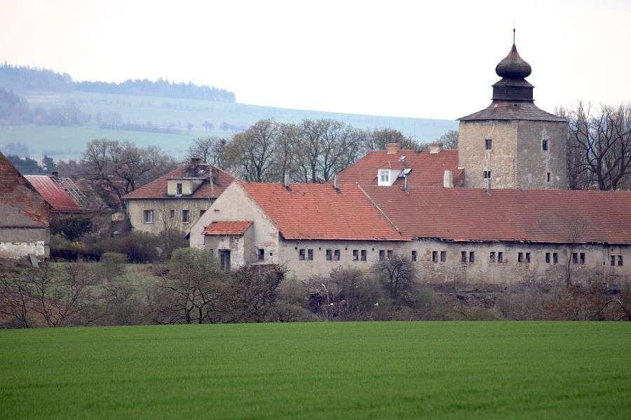 století tvrz drželi Kasaličtí z Kaštic, až ji v roce 1693 koupil