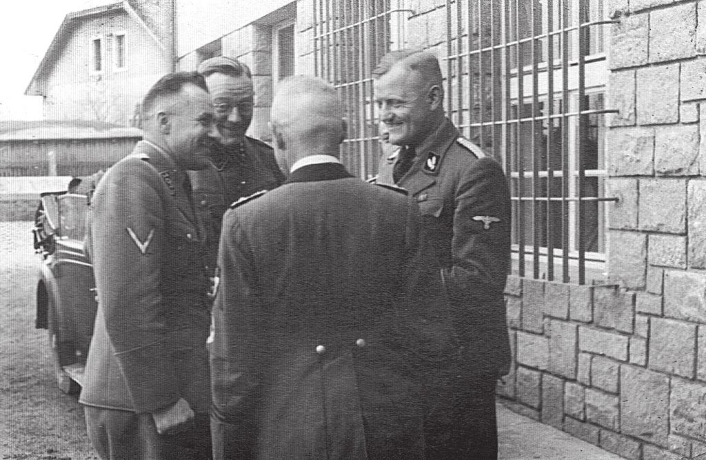 STUDIE Jan Zumr Příslušníci SS-Abschnittu XXXIX v družném rozhovoru. Zcela vlevo velitel 107.