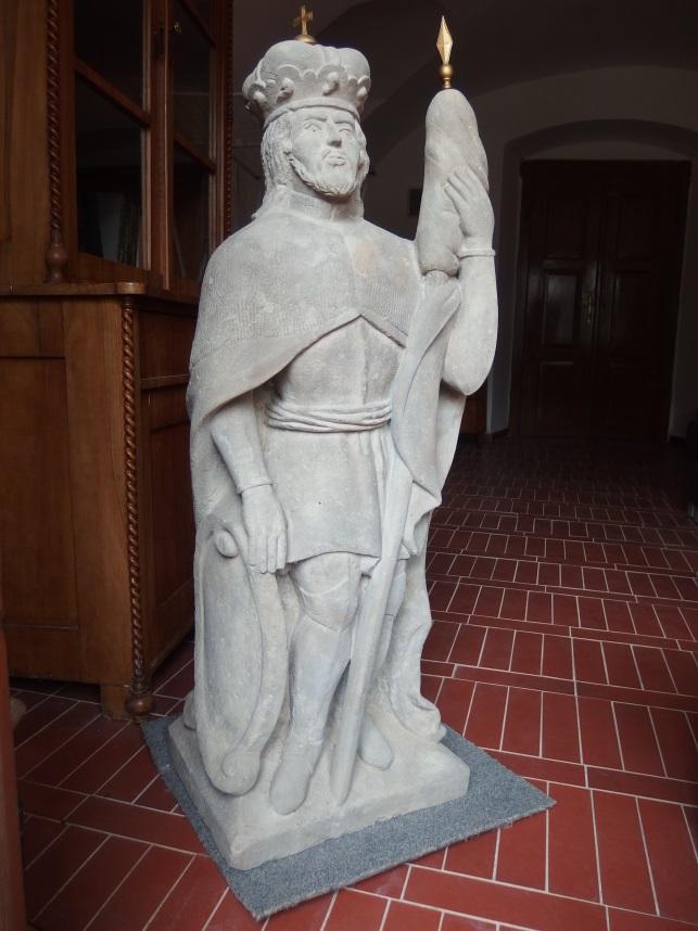 stojícími sochami sv.václava a sv.františka. As 1,5 m vysoká socha sv. Václava, nalezená zde poblíž bez hlavy a ruky kol r.