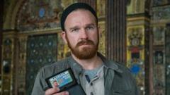 Staly se nejlepší kriminálkou České televize číst článek Detektivky spisovatele Michala Sýkory, které jsou předlohou celého cyklu, mají podobné ambice jako kvalitní televize převážně americké či