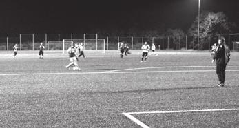 Bílovecký zpravodaj 26 Umělý trávník má nové osvětlení Bíloveckým fotbalistům už zkracující se den vrásky na čele nedělá.