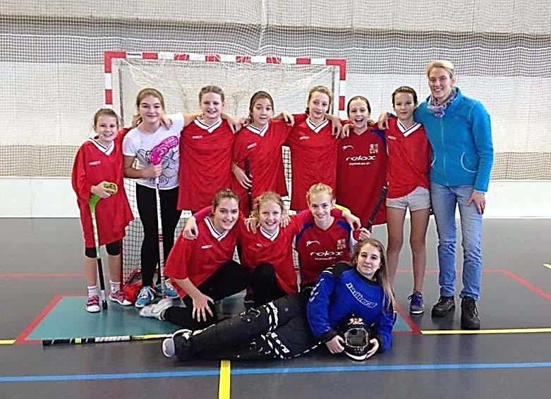Vítězství je naše Rozhovor Naše florbalistky stály na nejvyšším stupni bedny a postoupily do okresní soutěže Vyhrát pět zápasů a v jednom remízovat, tak to je pecka.