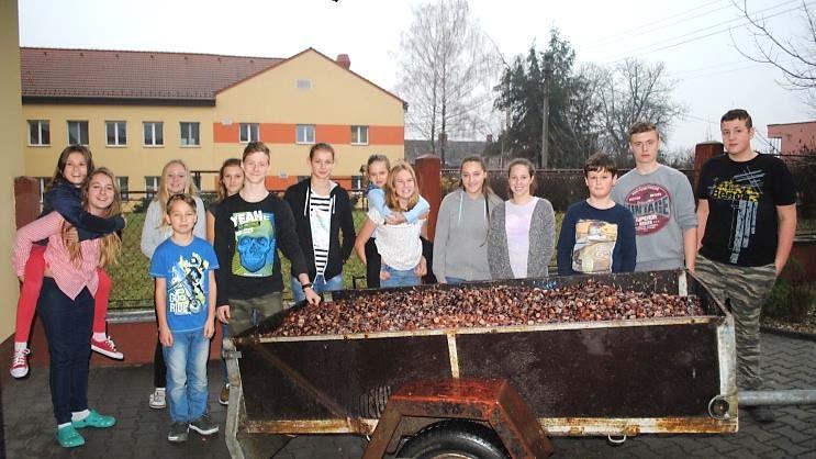 Z předávání kaštanů myslivcům V 6. B dokonce nasbírali 148 kg. 3. třída však nezůstala nijak pozadu, její žáci odevzdali 136 kg. Hned v závěsu za nimi je 4.