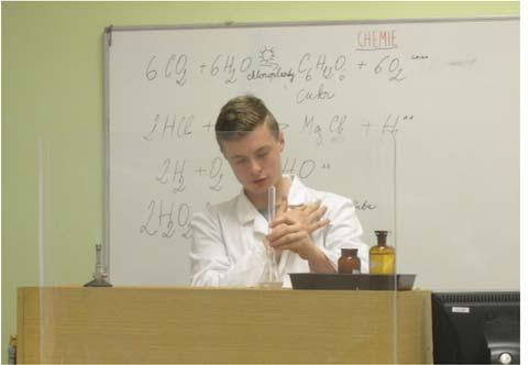 V chemii prý byl dobrý pokus s uhlím. Ve fyzice se jí líbil pokus s magnetem. Co asi bude říkat, až se bude chemii a fyziku učit.