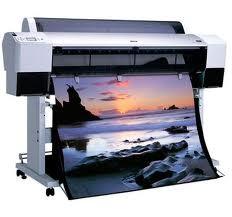 Plotter velkoformátová tiskárna dokáže potisknout pás papíru šířky formátu A1 (59,4 cm) nebo A0 (84,1 cm), Původně zařízení, které vytváří výkres pomocí barevných per, která se na rameni pohybují po