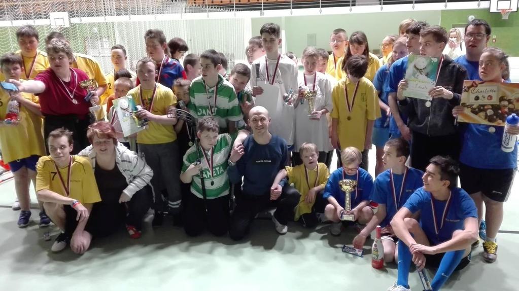 Florbalový turnaj základních škol speciálních JAROMĚŘSKÁ HOKEJKA V lednu jsme se zúčastnili 6. ročníku florbalového turnaje a turnaje dovednostních disciplín základních škol speciálních v Jaroměři.