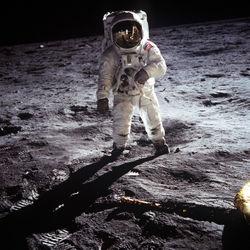 Co je půda? Apollo 11 na Měsíci v roce 1969 Kráčí astronaut Aldrin po povrchu půdy?