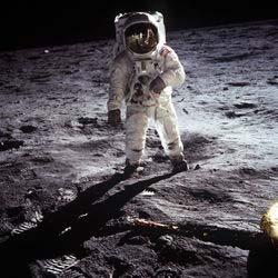 Co je půda? Apollo 11 na Měsíci v roce 1969: kráčí astronaut Aldrin po povrchu půdy?