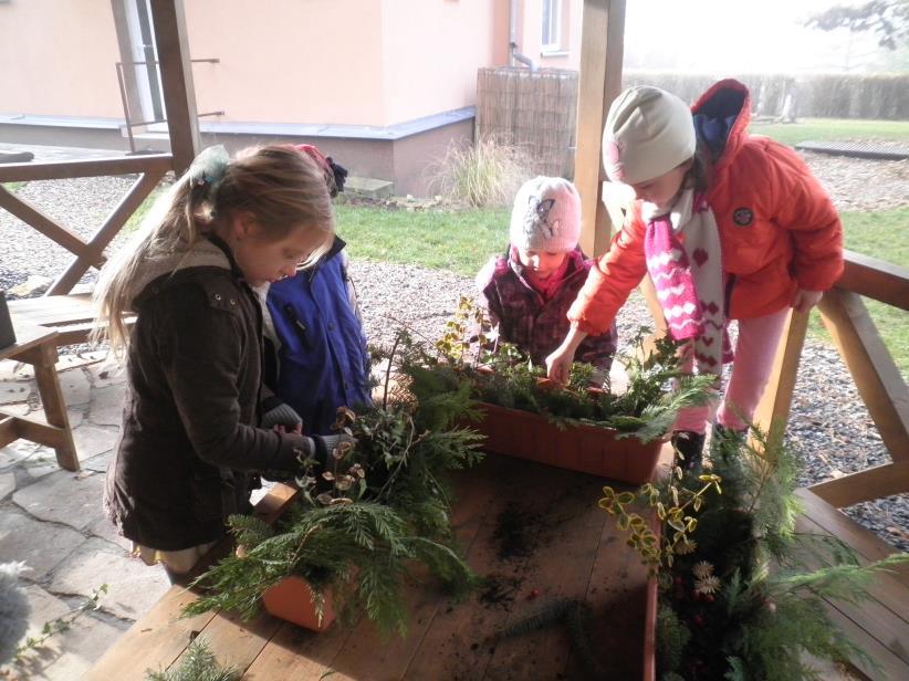 Chystáme ptáčkům do krmítka Připravujeme venkovní výzdobu školky, kterou můžete vidět na okenních parapetech Celý