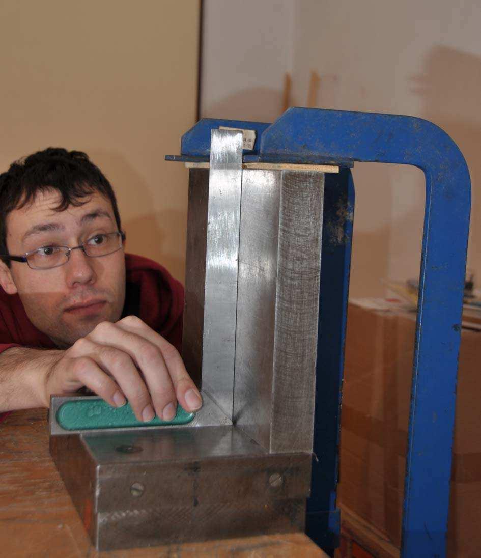 5. TECHNOLOGICKÝ POSTUP VÝROBY MANEKÝNA 5.1 Technologie výroby Výroba manekýna proběhla v podmínkách domácí, neprofesionální dílny, při použití běžného nářadí, strojní vybavení bylo kategorie hobby.
