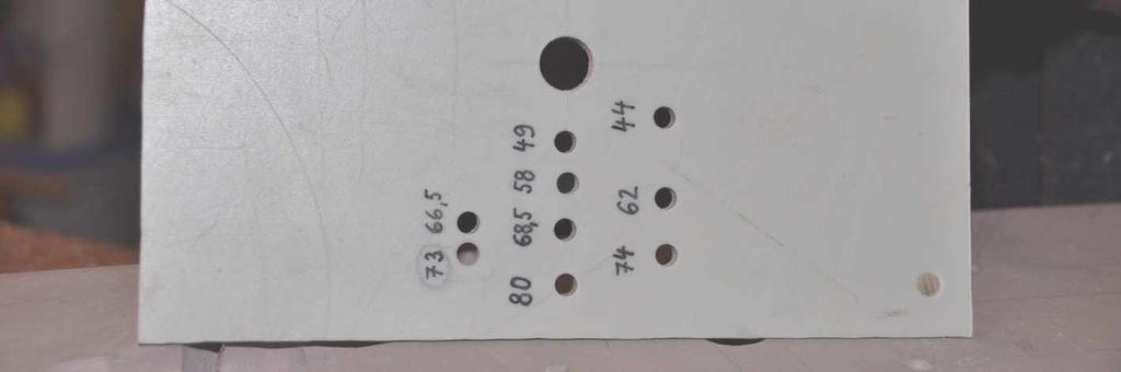 3mm nakreslit dvakrát obdélník s rozměry185 x 155 mm. Z výchozí desky vyříznout oba nakreslené obdélníky Obdélníkové desky položit na sebe tak, aby obvod obou desek byl v zákrytu, tj. bez přesazení 4.