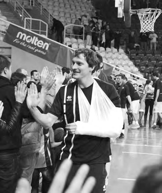ryštof Vlček: Myslím na návrat, ale bude to ještě dlouhá cesta řed měsícem se mu zhroutil basketbalový svět. Opavský křídelník ryštof Vlček si v pohárovém utkání v rodné Ostravě vážně poranil loket.