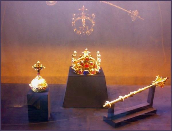 http://commons.wikimedia.org/wiki/file:czech_crown_jewels.