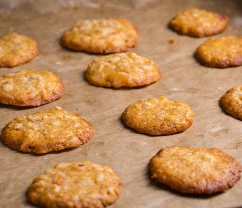 Ovesné sušenky 1 banán 1 jablko 50 g kokosového oleje 40 g syrovátkového proteinu 5 minut 2 lžíce medu 1 lžička vanilkového extraktu 50 g ovesných vloček 12 minut 1.