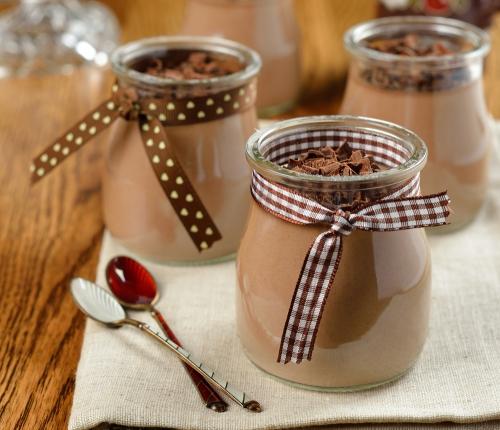 Pudink s ricottou 400 ml mandlového mléka (lze nahradit kravským či jiným rostlinným) 40 g čokoládového bio pudinku 50 g ricotty 5 minut 1 lžička medu 1.