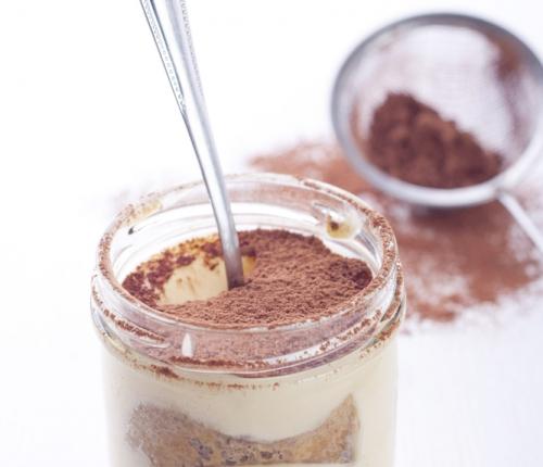 Zdravé tiramisu 12 celozrnných piškotů 1 silné espresso 150 g nízkotučného tvarohu 50 ml nízkotučného mléka 10 minut 30 g vanilkového syrovátkového proteinu (lze vynechat) stévie (lze použít i med