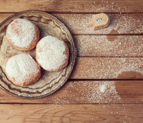 Celozrnné koblížky pečené v troubě 500 g celozrnné hladké špaldové mouky + 50g na pomoučení 30 g droždí 10 g třtinového cukru 100 minut 50 g přepuštěného másla (ghee) 230 ml ovesného mléka 1 lžička