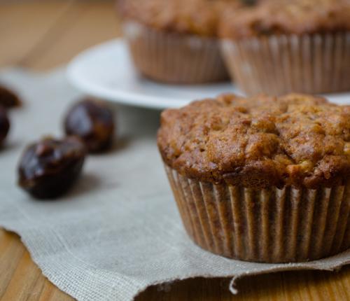 Datlové muffiny 200g medjool datlí (předem namočené alespoň 20 minut ve 250 ml vody) 2 lžičky prášku do pečiva (bezlepkového) 80 g kokosového oleje 3 vejce 60g medu 30 minut 100ml sójového mléka nebo