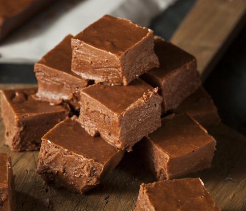 Dýňové čokoládové řezy 1 lžička vanilkového extraktu 130 g dýňového pyré 100 g kokosového oleje 25 minut 20 g karobu (lze nahradit holandským kakaem) 1/4 lžičky soli 60 g medu 0 minut 1.