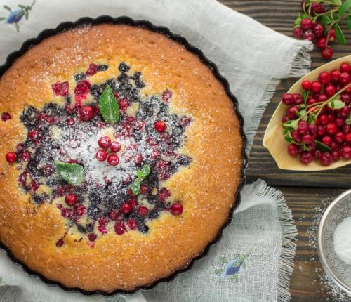 Koláč s brusinkami 350 g špaldové celozrnné mouky 1 sáček bio prášku do pečiva bez fosfátů 2 vejce 40 g sypké stévie + 20 g na posypání (jako sladidlo můžeme použít i med) 200 ml sójového mléka 5