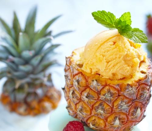 Ananasový sorbet 1 menší ananas 50 g kokosového cukru (lze vynechat nebo nahradit jiným sladidlem) 2 lžíce čerstvé citronové šťávy 20 minut 1.