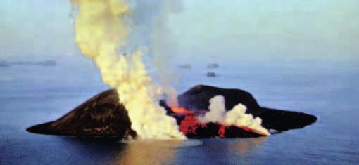 Sopečný ostrůvek Surtsey u Islandu v době erupce v 60. letech 20. století.