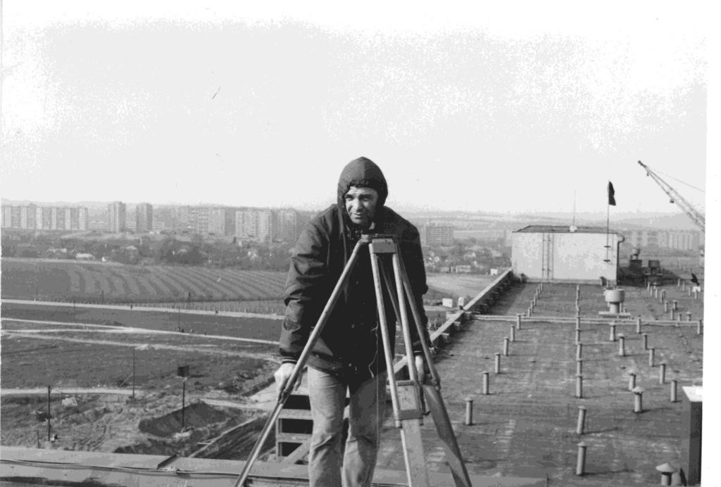 Strana 6 Potom přešel v r. 1964 na Důl Jan Šverma v Ostravě, kde taktéž vykonával funkci vedoucího odboru důlního měřictví a geologie.