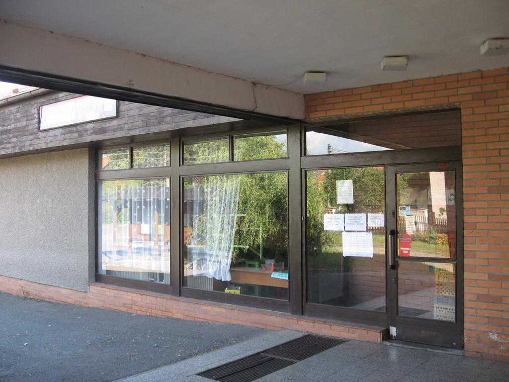 srpna 2007 měla obchod v pronájmu paní Phuc Nguyen Thi, která již provozovala obchod v sousední Borovnici. Po malých provozních úpravách byl obchod otevřen 27. srpna.