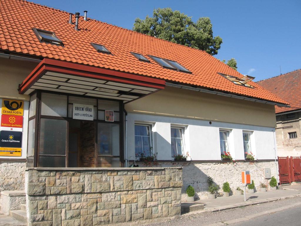Nad hospodou je pátý obecní byt, tento byt je dvoupokojový s malou kuchyňkou, koupelnou a záchodem. Vchod je zezadu přes rampu obchodu a hospody.